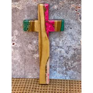 Croix en bois polie à la main avec résine pour la prière, élément élégant illustrant le symbolisme chrétien, décoration murale - Product Image 2