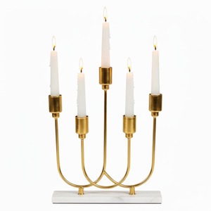 Support à bougies de luxe en métal doré à cinq bras avec base en marbre, bougeoir décoratif de table, tendance contemporaine pour salon et salle à manger - Product Image 1