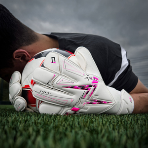 Gants de gardien de but de football Goalproof blancs et roses, impression par sublimation, matériau PU, antidérapants, respirants, protection des doigts, fermeture auto-agrippante - Product Image 3