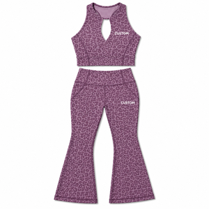 Ensemble de yoga léopard personnalisé pour femme avec logo, soutien-gorge de sport à col halter et découpe, leggings évasés, tenue de sport imprimée 2 pièces pour la gym - Product Image 3