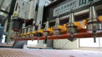 Machine de découpe et de gravure CNC ATC avec changeur d'outils linéaire pour le travail du bois, la fabrication de meubles, les portes et les panneaux