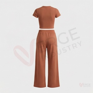Conjunto de 2 piezas de yoga para mujer: Top corto acanalado azul marino de manga larga con cuello cuadrado y tirantes finos, y shorts de cintura alta - Product Image 2