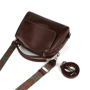 กระเป๋าถือสะพายไหล่หนังแท้ขนาดเล็กสำหรับผู้หญิง ดีไซน์เรียบหรู วินเทจ แฟชั่น ทันสมัย ใช้งานได้หลากหลาย พร้อมสายสะพายข้างและสายคล้องมือ - Product Image 4