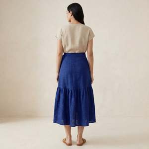 Hermosa falda midi cruzada con volantes de algodón hilado a mano en azul para mujer, con tela ligera, estilo moderno y ajuste cómodo. - Product Image 5