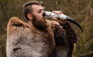 Corne à boire artisanale en corne de buffle naturelle et écologique, style viking traditionnel et moderne, pour bière, hydromel, vin, eau, Noël - Product Image 3