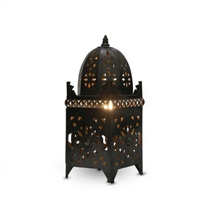 Lanterne en métal marocaine à motifs floraux découpés avec finition noire antique, porte-bougie décoratif pour la décoration de table à la maison pendant le Ramadan - Product Image 2