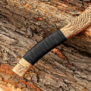 Hacha Vikinga Industrial de Acero al Carbono Forjada a Mano, Mango Tallado a Mano OEM Personalizado, Hacha con Barba, Funda de Cuero, para Camping y Bushcraft - Product Image 2