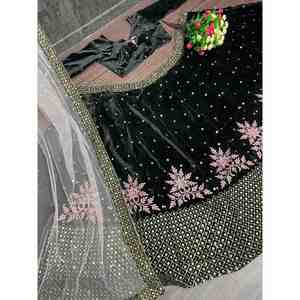 SÉQUENCE DE BRODERIE EN VELOURS À LA MODE TRAVAIL LEHENGA CHOLI AVEC DUPATTAN VERT FONCÉ Achkan/Sherwani - Product Image 2