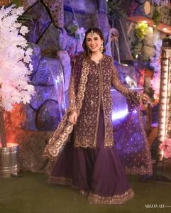 Ensemble de kurta brodé violet pour femmes avec bordure dorée, tenue traditionnelle indienne pakistanaise longue jusqu'au sol, toutes saisons - Product Image 1