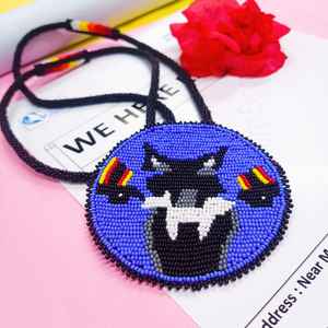 Collier pendentif loup artisanal perlé avec perles noires, blanches, rouges, jaunes, oranges et bleues et cordon long pour un usage artistique et culturel - Product Image 6