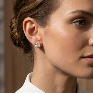 Boucles d'oreilles clous en or jaune 18 carats pour femme, diamants taille coussin, motif tulipe classique, pour usage quotidien, diamants de laboratoire certifiés IGI - Product Image 3