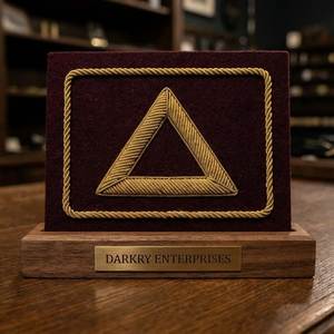 Parche Masónico de Hilo Dorado con Diseño de Triángulo y Ciervo, Hecho a Mano, Bordado Personalizado, con Base de Fieltro Verde - Product Image 4