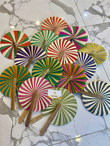 Éventail artisanal vietnamien en feuilles de palmier séchées pour décoration de fête avec logo gravé sur mesure - Product Image 4