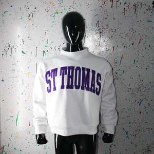 Sudadera ST THOMAS WHITE con Cuello Alto, 100% Morado, Apliques Bordados, Cuello Ancho, Hilos Finos - Product Image 4