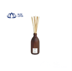 Diffuseur d'arômes artisanal BLUE LOTOS en verre ambré avec bâtonnets en rotin, sans alcool, écologique, parfum longue durée - Product Image 1