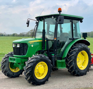 รถแทรกเตอร์ดีเซล John Deere รุ่น 5055E กำลัง 55 แรงม้า ขับเคลื่อน 4 ล้อ พร้อมพวงมาลัยเพาเวอร์ ใช้ในงานเกษตรกรรม  รองรับการติดตั้งอุปกรณ์ตักดิน เหมาะสำหรับงานหนักในไร่นา - Product Image 1