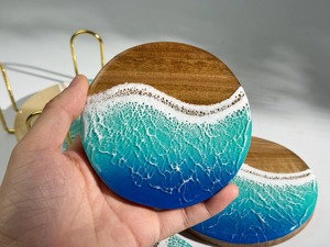 Posavasos con forma de olas del mar, de madera y resina, ecológicos, hechos a mano. - Product Image 2