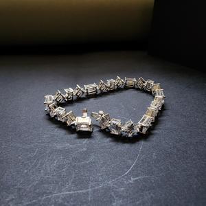 Bracelet classique pour femme en diamant taille émeraude, serti griffe, maillons géométriques, style mariage - Product Image 3