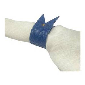 Anneaux de serviette modernes en cuir bleu tressé faits à la main, motif couronne en osier, rivets dorés, durables et écologiques, vente en gros. - Product Image 6