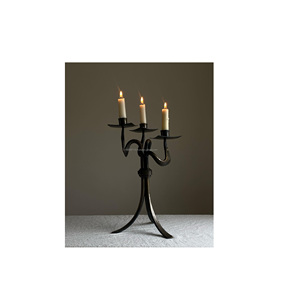 Elegante candelabro de metal plateado para eventos formales y cenas románticas. - Product Image 2