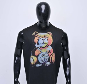 เสื้อกล้ามถักคอโอเวอร์ไซส์สำหรับผู้ชาย ลายพิมพ์หยดน้ำ สไตล์สตรีท ทรงปกติ สีดำ มีโลโก้ด้านหน้า - Product Image 1