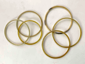 Bracelet fin en corne de vache africaine, teinte claire, par Perfect Enterprises - Product Image 4