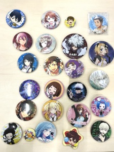 Insignias Redondas de Aluminio y Acrílico con Diseño de Anime, Técnica de Estampado, Venta al Por Mayor - Product Image 1