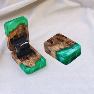 Boîte à bagues hexagonale en bois et résine époxy écologique, polie à la main - Product Image 2