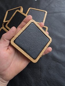 Posavasos Cuadrados Modernos de Madera TIMELESS CRAFT con Inserto de Cuero Negro, Resistentes al Calor y Ecológicos, para Proteger Tazas de Té y Café - Product Image 2