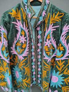 Chaqueta de terciopelo para mujer, estilo bohemio moderno con una lujosa combinación de artesanía tradicional, color verde oliva, con estampado floral étnico, abrigo de invierno. - Product Image 6