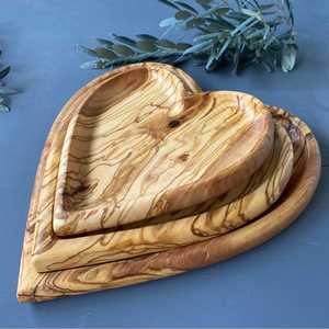 Assiette de service en bois d'olivier en forme de cœur, faite à la main, durable, pour toutes les occasions - Style minimaliste - Product Image 1