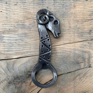 Décapsuleur mural en fonte fait main d'inspiration vintage avec motif de mouton, élégant pour les intérieurs de ferme et rustiques - Product Image 3