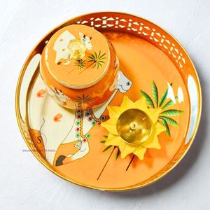 Plateau en métal traditionnel avec impression émaillée Pichwai, avec pot et porte-bougie, avec impressions pour mariage et cadeaux de remerciement - Product Image 5