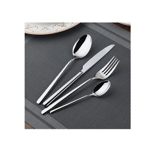 Couverts en métal pour une présentation artistique de la table, conçus pour favoriser des occasions de repas élégantes et une élégance durable à la maison - Product Image 1
