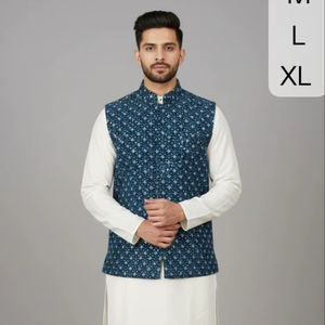 Conjunto de Kurta y Pijama de Seda para Hombre con Lentejuelas de Terciopelo y Chaqueta Nehru Bordada con Zari - Product Image 1