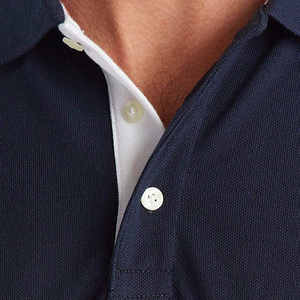 Polo de hombre azul marino, rojo y blanco con bloques de color, 2026, estilo casual elegante, manga corta, corte ajustado, cuello con ribete, ropa deportiva HD - Product Image 3