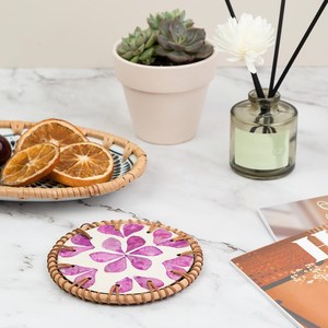 Sous-verres classiques faits à la main en rotin avec bordure en nacre colorée, résistants à la chaleur, écologiques, légers et luxueux - Product Image 5