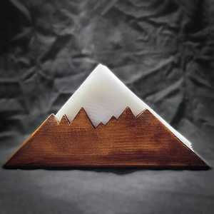 Porte-serviettes en bois avec panneaux latéraux semi-circulaires, poignées à découpe circulaire, arrangement triangulaire des serviettes, organisateur de table élégant - Product Image 1