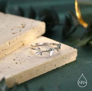 แหวนผีเสื้อเต้นรำทำจากเงินสเตอร์ลิง ปรับขนาดได้ แหวนผีเสื้อเรียบหรู แหวนที่ได้แรงบันดาลใจจากธรรมชาติ - Product Image 3