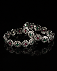 กำไลข้อมือเงินออกซิไดซ์สำหรับผู้หญิง ลายดอกไม้โบราณ ประดับด้วยหินสีแดงและสีเขียว - Product Image 5