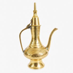 Carafe à eau Aftaba en laiton, artisanale indienne traditionnelle, avec long bec verseur, poignée et motif floral gravé pour la maison - Product Image 1