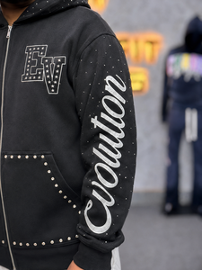 Sweat-shirt à capuche noir zippé pour homme, coupe oversize, style streetwear, en tissu French Terry, avec logo imprimé et détails en strass, vente en gros - Product Image 4