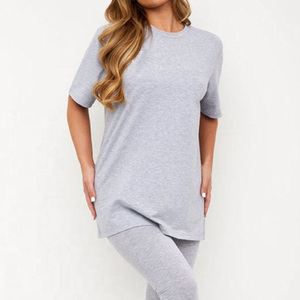 Camisetas casuales y elegantes para mujer con diseño limpio y material transpirable, perfectas para la temporada cálida y para combinar con atuendos diarios. - Product Image 3