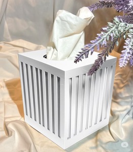 Caja de pañuelos cuadrada moderna de color blanco con diseño acanalado, perfecta para decoración minimalista del hogar, elegante para la mesa y el baño, procedente de la India. - Product Image 1