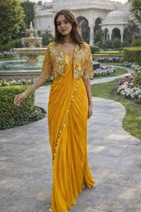 Ensemble de sari en soie crêpe lourde de luxe avec veste brodée et chemisier de créateur |   Vêtements de mariée et de cérémonie - Product Image 3