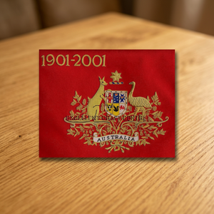 Patch en tissu brodé rectangulaire à coudre, Australie 1901-2001, avec armoiries et motif kangourou et émeu, recto et verso - Product Image 1