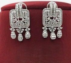 Conjunto de Pendientes y Cadena de Diseño con Cristales y Acabado Dorado, Glamuroso y Moderno, para Niñas, Bodas y Fiestas - Product Image 2