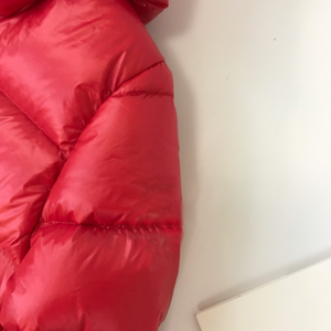 Parkas Premium para Niños con Capucha Larga, Chaqueta Roja de Plumón, Abrigo de Invierno con Cremallera a Prueba de Viento y Bolsillos Canguro Anti-Pellizcos - Product Image 4
