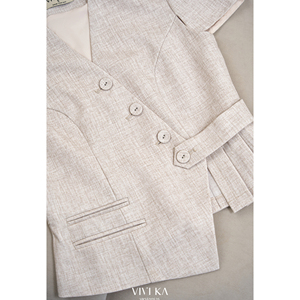 Ensemble deux pièces élégant pour femme du Vietnam : Haut asymétrique beige à volants et jupe midi plissée – Style décontracté et bureau – ODM OEM DYLAN - Product Image 5