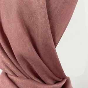 ผ้าคลุมศีรษะผู้หญิงมุสลิมแบบฮิญาบ รุ่นใหม่ล่าสุด ผ้าโพลีเอสเตอร์เนื้อนุ่ม ระบายอากาศได้ดี ประดับพู่ห้อย พรีเมียม พร้อมดีไซน์วิบวับสำหรับฤดูร้อน - Product Image 4